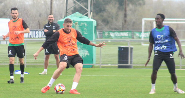 Antonio Casas tirando a puerta ante Diarra con Adri Lapeña al fondo.