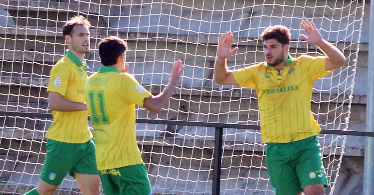 Los jugadores auriverdes celebrando uno de sus goles. Foto: Montilla CF