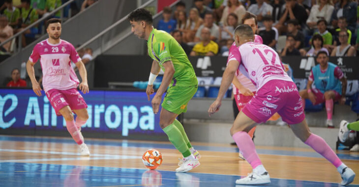 César, a la izquierda de la imagen, defiende junto al Jaén Paraíso Interior el título de 2023. Foto: Mallorca Palma Futsal