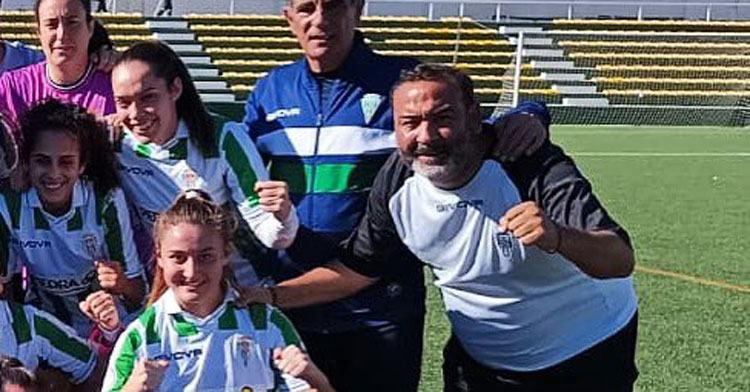 Chico, a la derecha, posando tras un triunfo del equipo. Foto: @CordobaFemenino