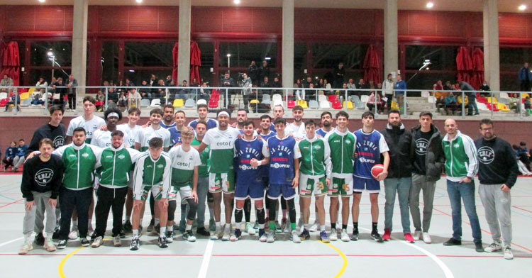 La foto de familia de los dos equipos en el partido. Foto: Paco Cañero