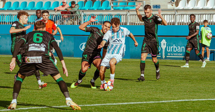 Recio intenta tapar la entrada de Shashoua en el partido del domingo. Foto: Atlético Baleares
