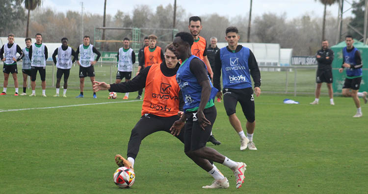 Diarra circulando con el balón con la presión de Álex Sala.