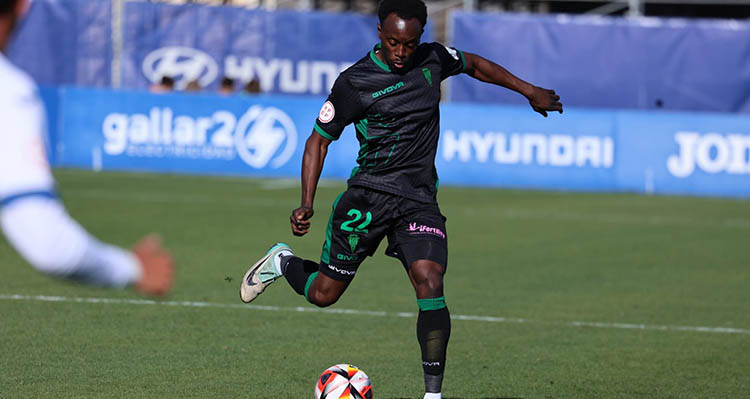 Diarra antes de desplazar el balón en el último partido ante el Atlético Baleares.