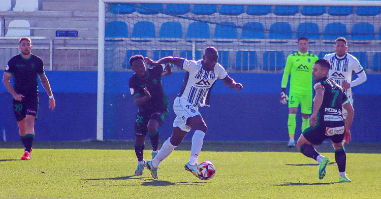 Diarra y Kike Márquez tratan de dificultar el avance de Isaac Nana. Foto: Atlético Baleares