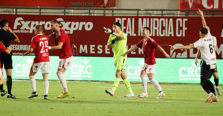 Carlos Marín a punto de ser expulsado en Murcia, en la primera de las cinco rojas que vio el equipo hasta ahora. Foto: CCF