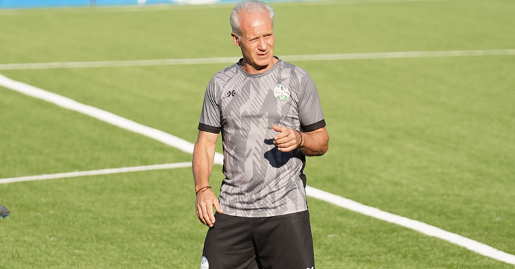 Falete observando un calentamiento de sus jugadores. Foto: Antonio Quintero / Ciudad de Lucena