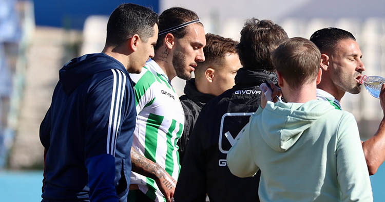 Gudelj retirándose del terreno de juego en Melilla tras su desvanecimiento.