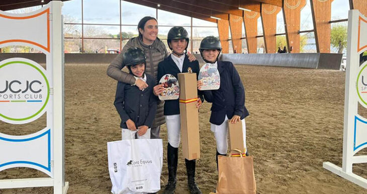 Juan del campo, Cristina Jurado y Rafael Velasco con sus trofeos al término de la competición.