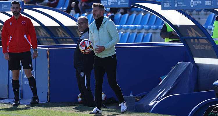 Iván Ania dando instrucciones en la banda del Estadio Balear.