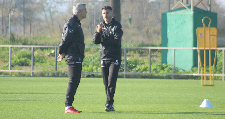 Iván Ania departiendo con César Negredo.