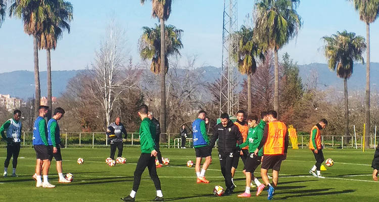 Iván Ania bromeando con sus pupilos en la vuelta a la Ciudad Deportiva.