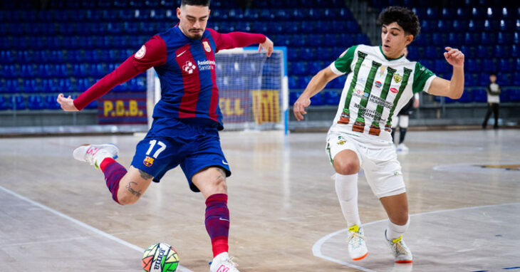 Joaqui sale a tapar a un jugador del Barça. Foto: Ernesto Aradilla / Barça FS