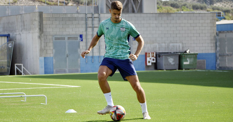 José Marín durante un entrenamiento con el cuadro celeste. Foto: Ciudad de Lucena