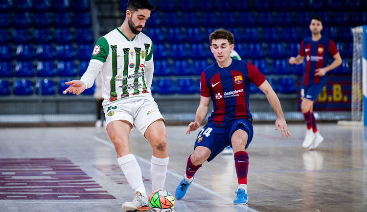 Josema da un pase atrás de interior en el Palau Blaugrana. Foto: Ernesto Aradilla / Barça FS