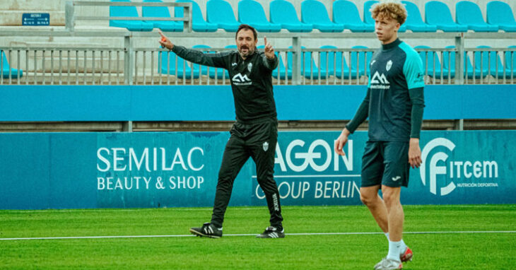 Juanma Barrero dirigiendo a los suyos en un entrenamiento. Foto: Atlético Balaeares