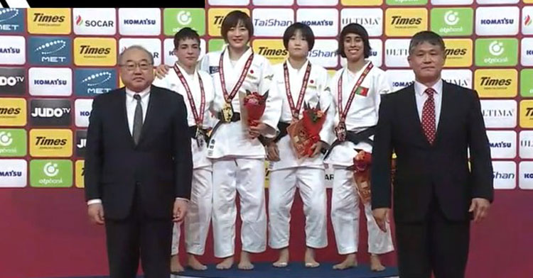 Julia Figueroa en la parte izquierda durante la ceremonia de entrega de medallas en el Grand Slam de Tokio