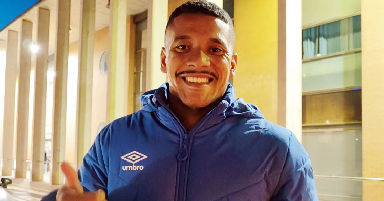 Kaue Pereira, sonriente a su llegada a la estación de Córdoba. Foto: Córdoba Futsal