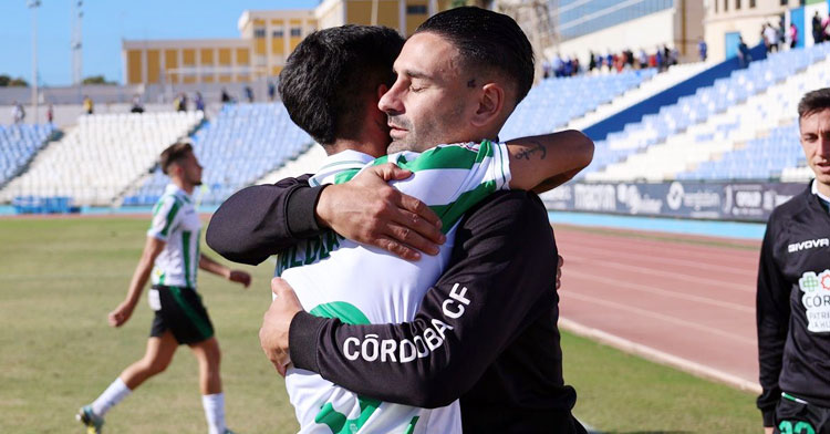 Kike Márquez felicita a Calderón tras el gol anotado en Melilla, uno por los que se puede votar como mejor gol cordobesista de 2023. Foto: CCF