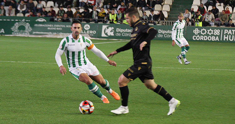 Kike Márquez presionando a un jugador del Castellón. Foto: Paco Jiménez
