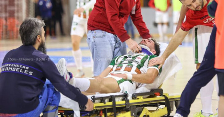 Zequi en camilla en el momento de su lesión. Foto: Córdoba Futsal