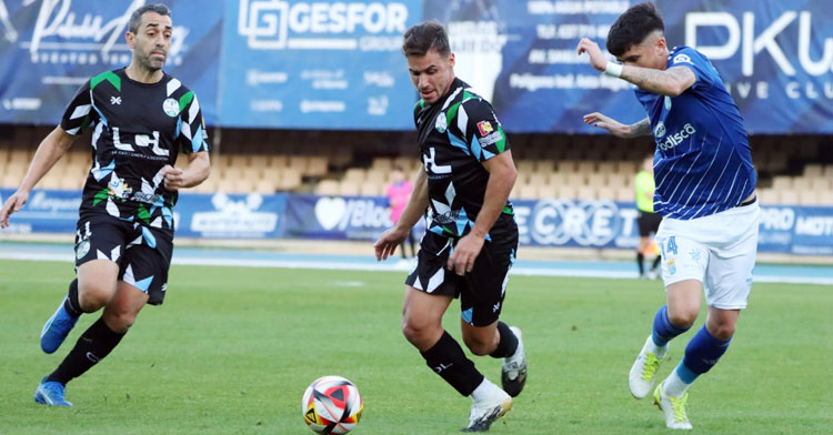 Marcos Pérez y Antonio Pino peleando por una pelota en Chapín. Foto: Antonio Quintero / Ciudad de Lucena