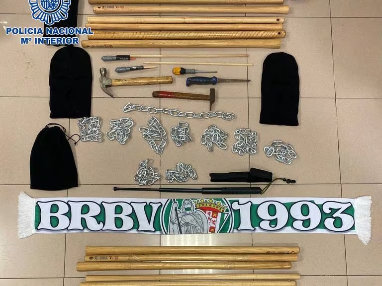 El material intervenido al ultra del Córdoba en Linares. Foto: Cadena SER / Policía Nacional de Jaén