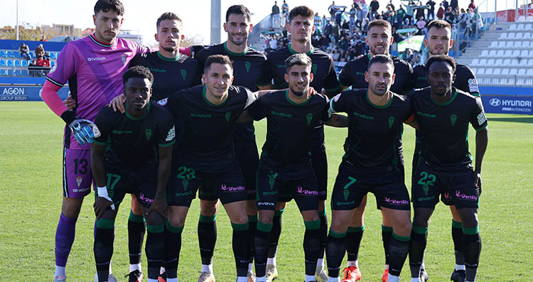 El once del Córdoba en su premiere en el Estadio Balear.