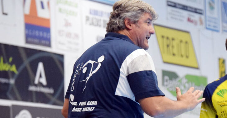 Paco Bustos dando instrucciones en su área técnica. Foto: Ángel Ximénez Puente Genil