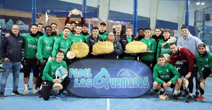 Jugadores y técnicos del Córdoba en las instalaciones del Pádel Las Quemadas. Foto: CCF
