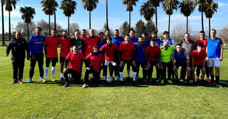 La foto de familia de ambos equipos. Foto: CCF