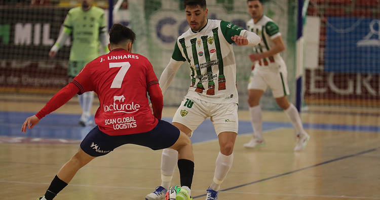 Lucas Perin encarando a Linhares.