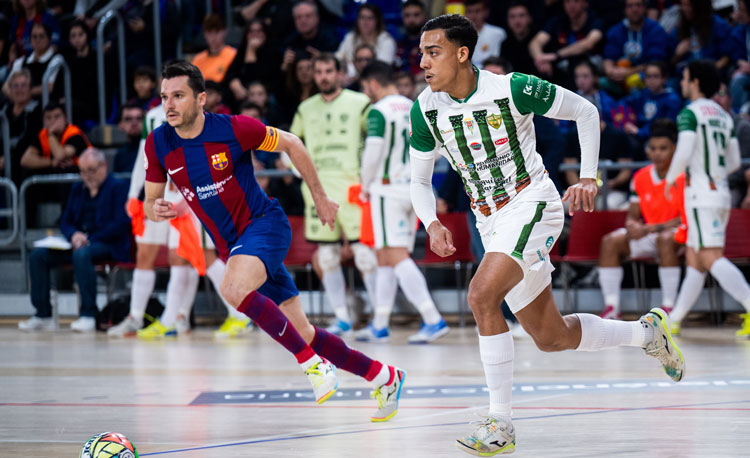 Pulinho conduce el balón en el Palau ante la mirada de Dyego. Foto: Ernesto Aradilla / FC Barcelona