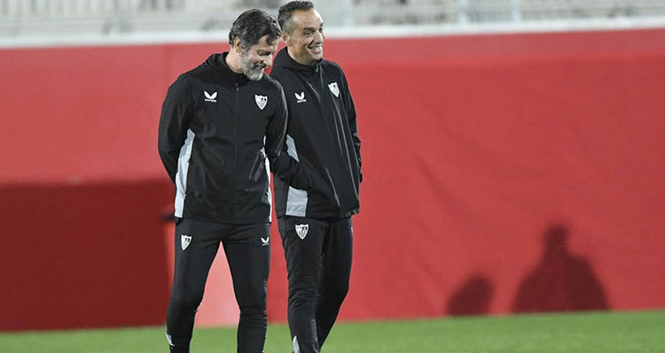 José Luis Oltra en su primera sesión en el Sevilla junto a Quique Sánchez Flores.