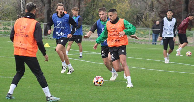 Recio saliendo con el balón y perseguido por un par de compañeros.