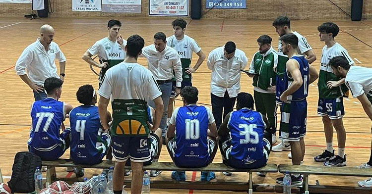Alfredo Gálvez hablando a sus jugadores en un tiempo muerto. Foto: @CordobaCB