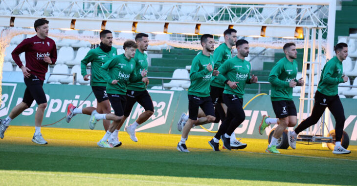 Varios jugadores del Córdoba realizando carrera continua. Foto: CCF