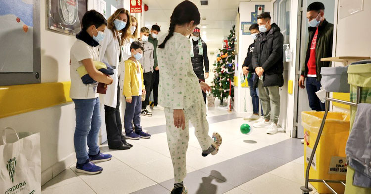 Los jugadores del Córdoba peloteando con algunos de los chicos y chicas hospitalizados. Foto: CCF