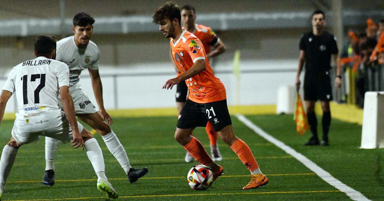 Rubén Navas tratando de encarar a dos rivales. Foto cedida por el Ciudad de Lucena