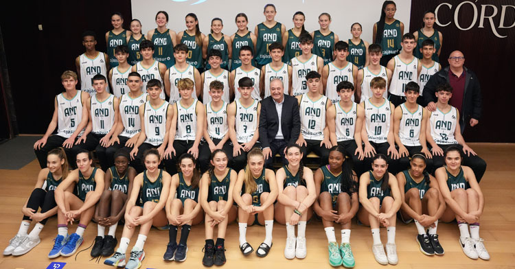 Una foto de familia de las diferentes selecciones junto al presidente de la FAB, Antonio De Torres. Foto: FAB