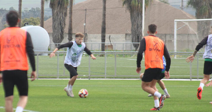 Simo buscando el tiro a puerta en una posición parecida en la que logró marcar ante el Castellón.