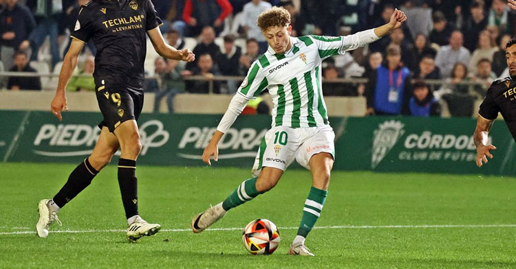 Simo remata a portería en el partido contra el Castellón. Foto: CCF