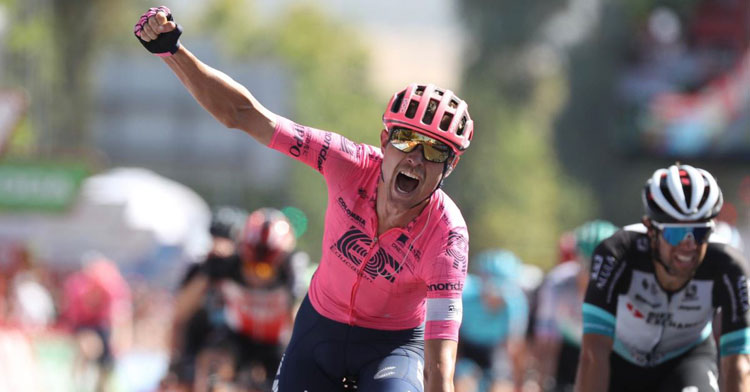 Magnus Cort Nielsen en el momento de ganar la última etapa de la Vuelta en Córdoba capital en 2021