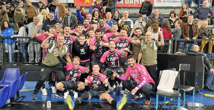 La plantilla del Ángel Ximénez celebrando su triunfo en Granollers con varios pontanos afincados en tierras catalanas.