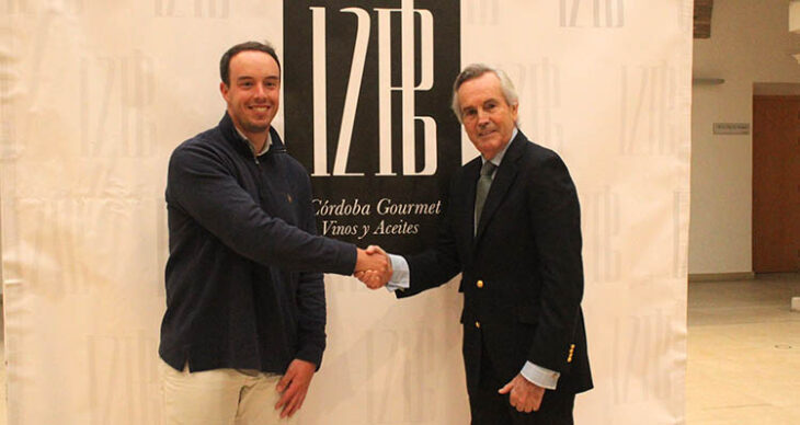 Víctor Pastor estrechando su mano con Eugenio Sánchez-Ramade, CEO de Bodegas 12PB.