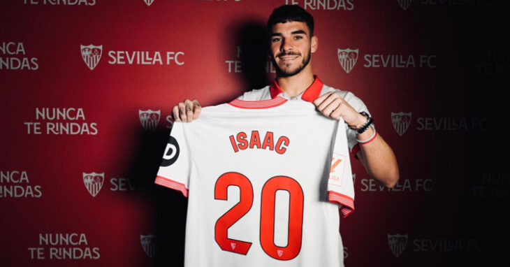 Isaac Romero posando con su nueva camiseta, la del primer equipo sevillista. Foto: Sevilla FC