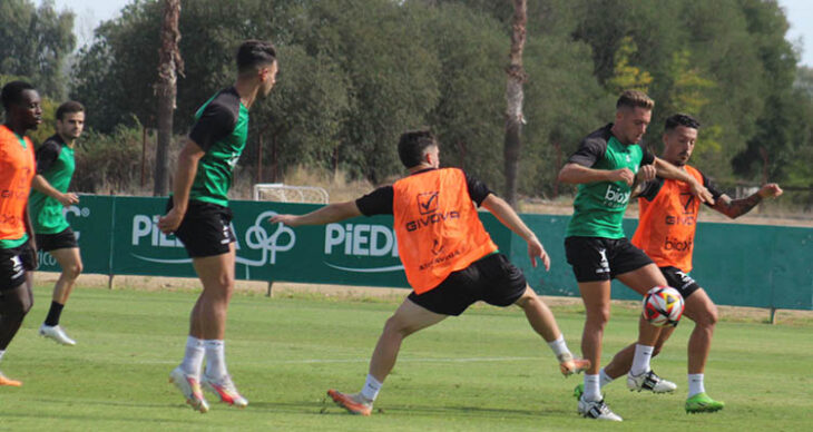 Isma Ruiz avanza con el balón preparando el partido ante el Castilla.