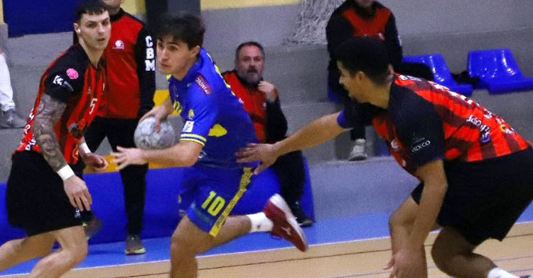 Un momento del derbi entre lasalianos y granates. Foto: @balonmanosalle