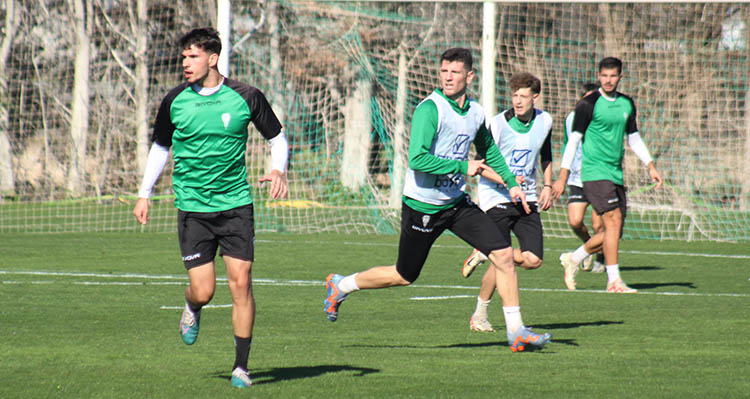 Santi Prado, en primer plano, con Alberto Toril y Simo al fondo.