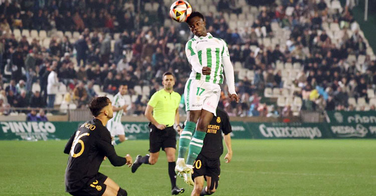 Adilson gana un balón por alto en el partido ante el Castilla, con el controvertido García Muñoz al fondo. Foto: CCF